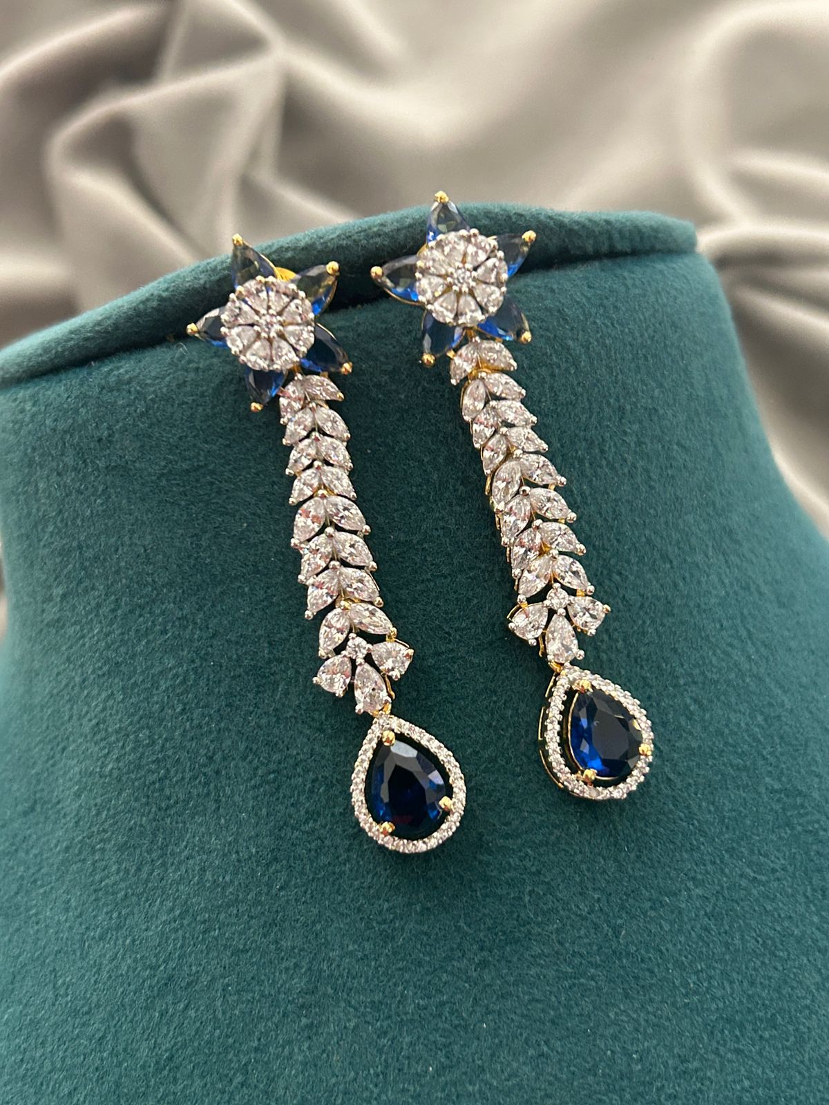 Royal Bloom Blue Diamond Look Necklace Set